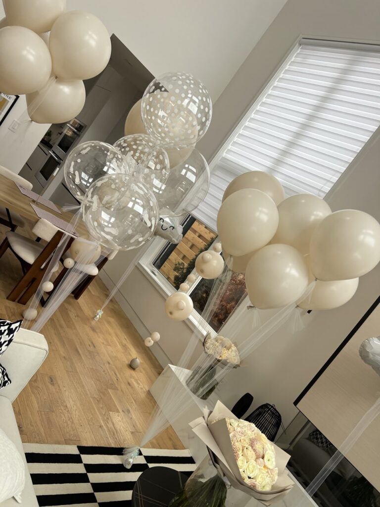 Neutral baby shower ballon decoration
